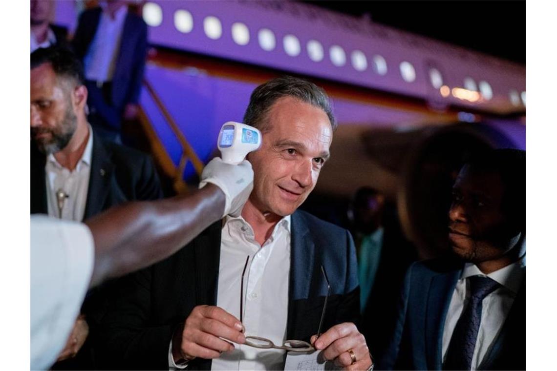 Maas prüft weitere Hilfe für Kampf gegen Ebola im Kongo Bei seiner Ankunft in Goma wird die Temperatur von Heiko Maas gemessen. Foto: Kay Nietfeld