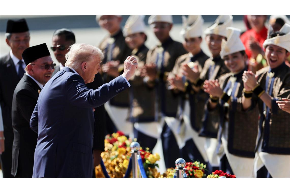 Bei seiner Ankunft in Malaysia tanzt US-Präsident Donald Trump-