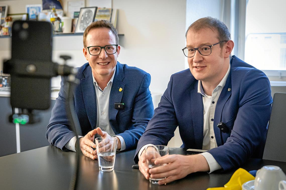 Bei seiner ersten Liveschalte erhält der Backnanger Rathauschef Unterstützung von Nürtingens Oberbürgermeister Johannes Fridrich, der in seiner Stadt alle zwei bis drei Monate in den sozialen Medien live geht.  Foto: Alexander Becher