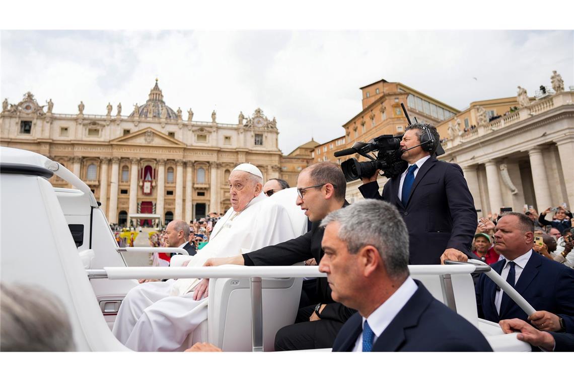 Die letzten Tage von Papst Franziskus Bei seiner Fahrt über den Petersplatz wirkte Franziskus schon sehr geschwächt.