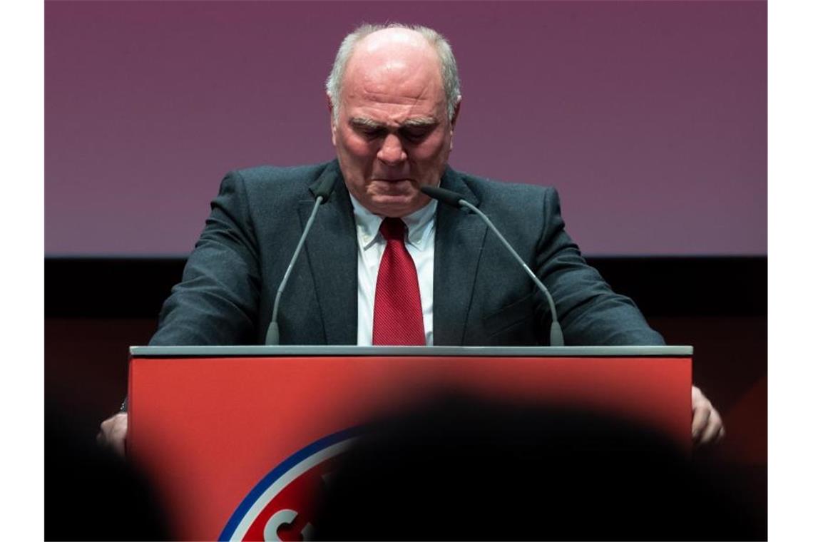 Angriffsmodus nach Abdanken: Hoeneß geht auf „Krakeeler“ los Bei seiner Rede rang Hoeneß um Fassung. Foto: Sven Hoppe/dpa