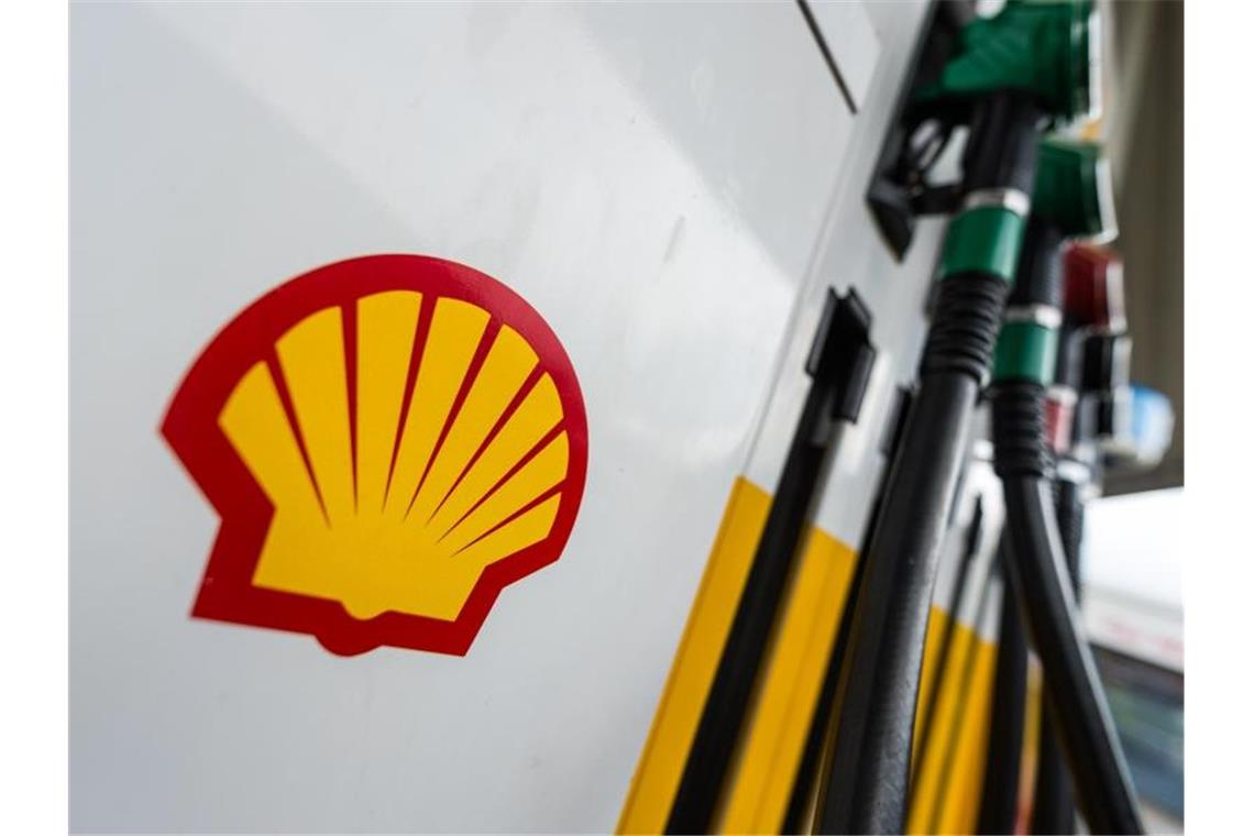 Shell steckt weitere Milliarden in Aktienrückkäufe Bei Shell hatte das Jahr 2020 unter dem Strich zu einem Verlust von 21,7 Milliarden Dollar geführt. Foto: Christophe Gateau/dpa