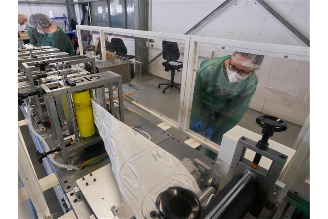 Ifo-Geschäftsklima hellt sich trotz Lockdowns auf Bei Skylotec in Neuwied werden FFP-2 Mund-Nase-Schutzmasken produziert. Foto: Thomas Frey/dpa