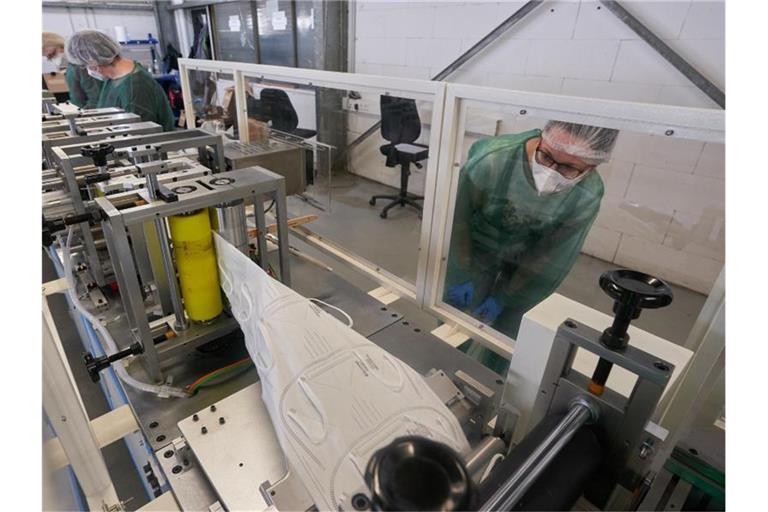 Bei Skylotec in Neuwied werden FFP-2 Mund-Nase-Schutzmasken produziert. Foto: Thomas Frey/dpa