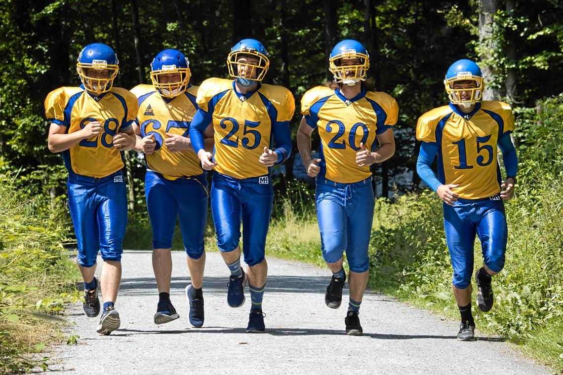 Sprung über die 7000-Kilometer-Marke geschafft Bei Sommerhitze eine schweißtreibende Angelegenheit: Quirin Taxis, Raffaele Ranieri, Martin Häuser, Jan Kneiser und Tim Roger (von links) in voller Footballer-Montur im Plattenwald. Foto: privat