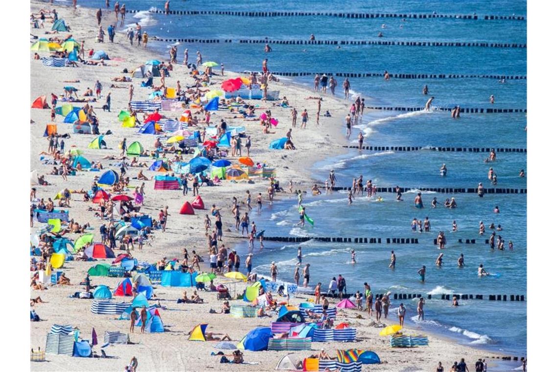 Bei sommerlichen Temperaturen und Sonnenschein zieht es Urlauber und Einwohner an die Strände entlang der Ostsee. Foto: Jens Büttner/dpa-Zentralbild/dpa