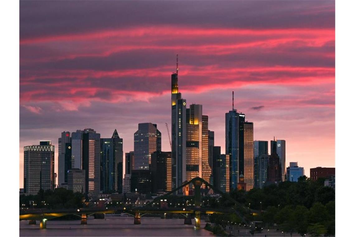 EZB mahnt Banken: Keine Gewinnausschüttung wegen Corona Bei Sonnenuntergang ist die Skyline der Bankenstadt in ein rötliches Licht getaucht. Foto: Arne Dedert/dpa