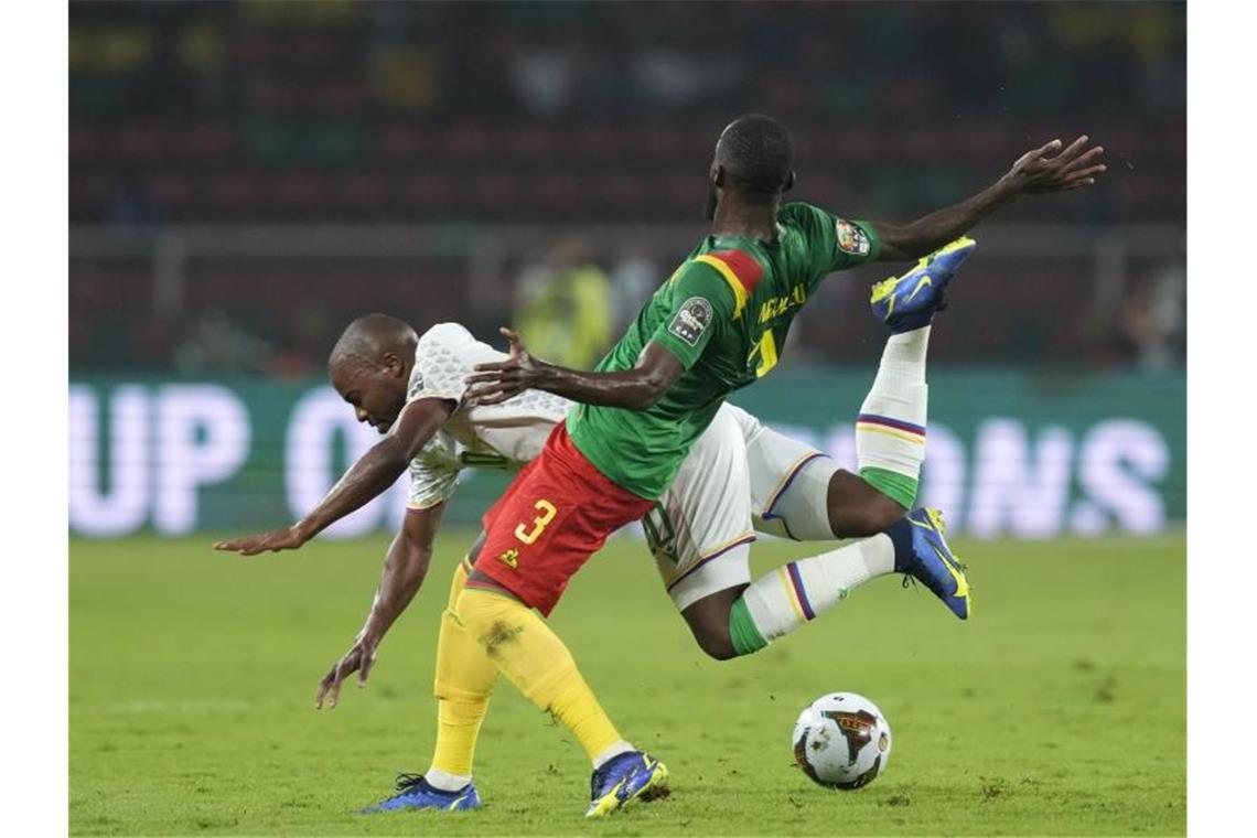 Bei Spiel zwischen Kamerun und den Komoren gab es eine Massenpanik. Foto: Themba Hadebe/AP/dpa
