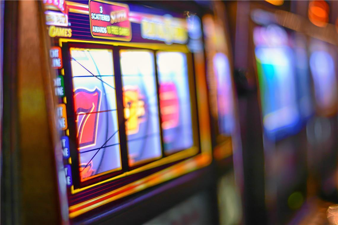 Bei Spielsucht denken viele zunächst an das Casino oder an klassische Spielautomaten. Für Abhängige ist aber die ständige Verfügbarkeit von Glücksspielangeboten im Internet eine der größten Gefahren. Symbolbild: Adobe Stock/adrian_ilie825