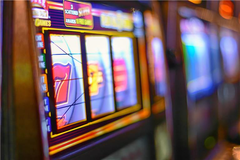 Bei Spielsucht denken viele zunächst an das Casino oder an klassische Spielautomaten. Für Abhängige ist aber die ständige Verfügbarkeit von Glücksspielangeboten im Internet eine der größten Gefahren. Symbolbild: Adobe Stock/adrian_ilie825