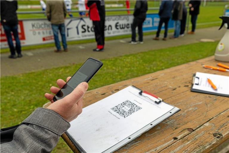 Bei Sportveranstaltungen, wie hier vom Fußballverein SV Allmersbach, sind die Zuschauer verpflichtet, ihre Kontaktdaten zu hinterlassen – in Papierform oder mit einer App. Archivfoto: A. Becher