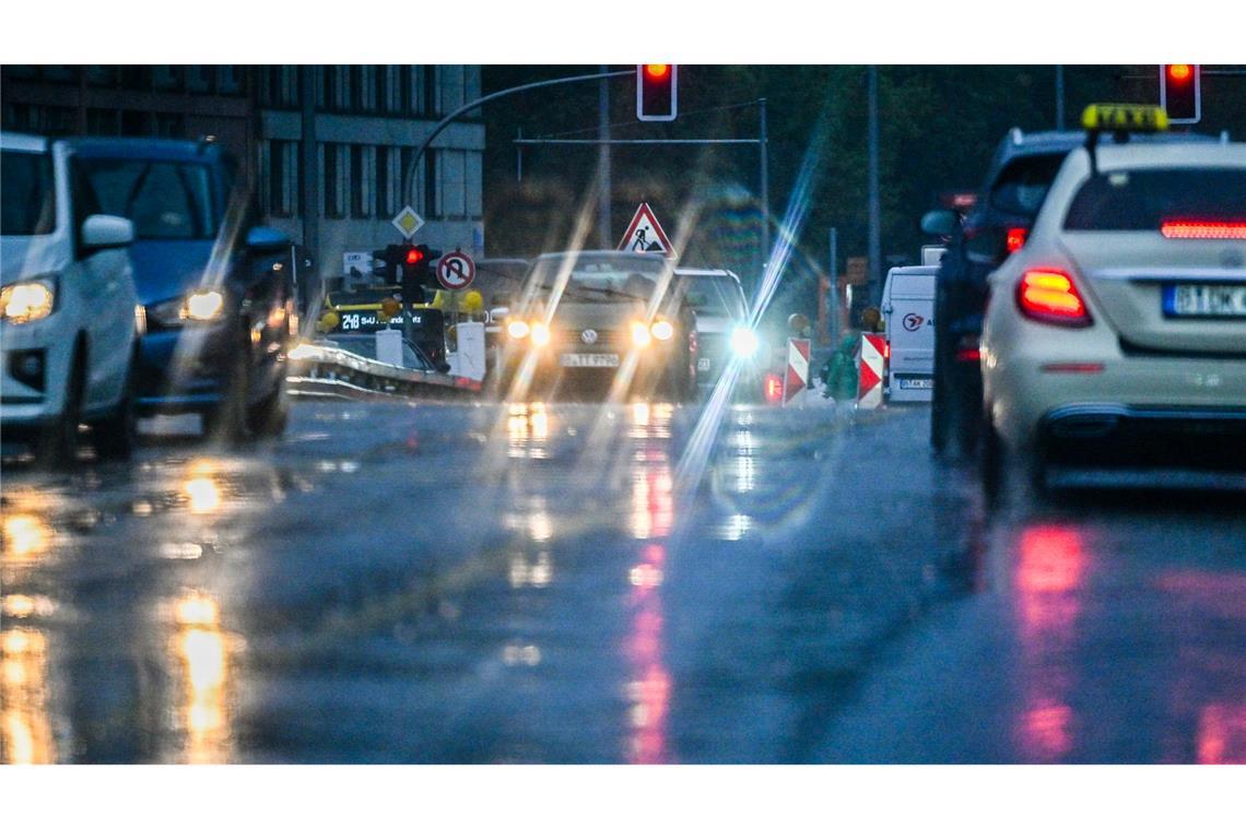 Bilder des Tages Bei starken Regenfällen sind am Abend Autos auf der Leipziger Straße in Berlin unterwegs.