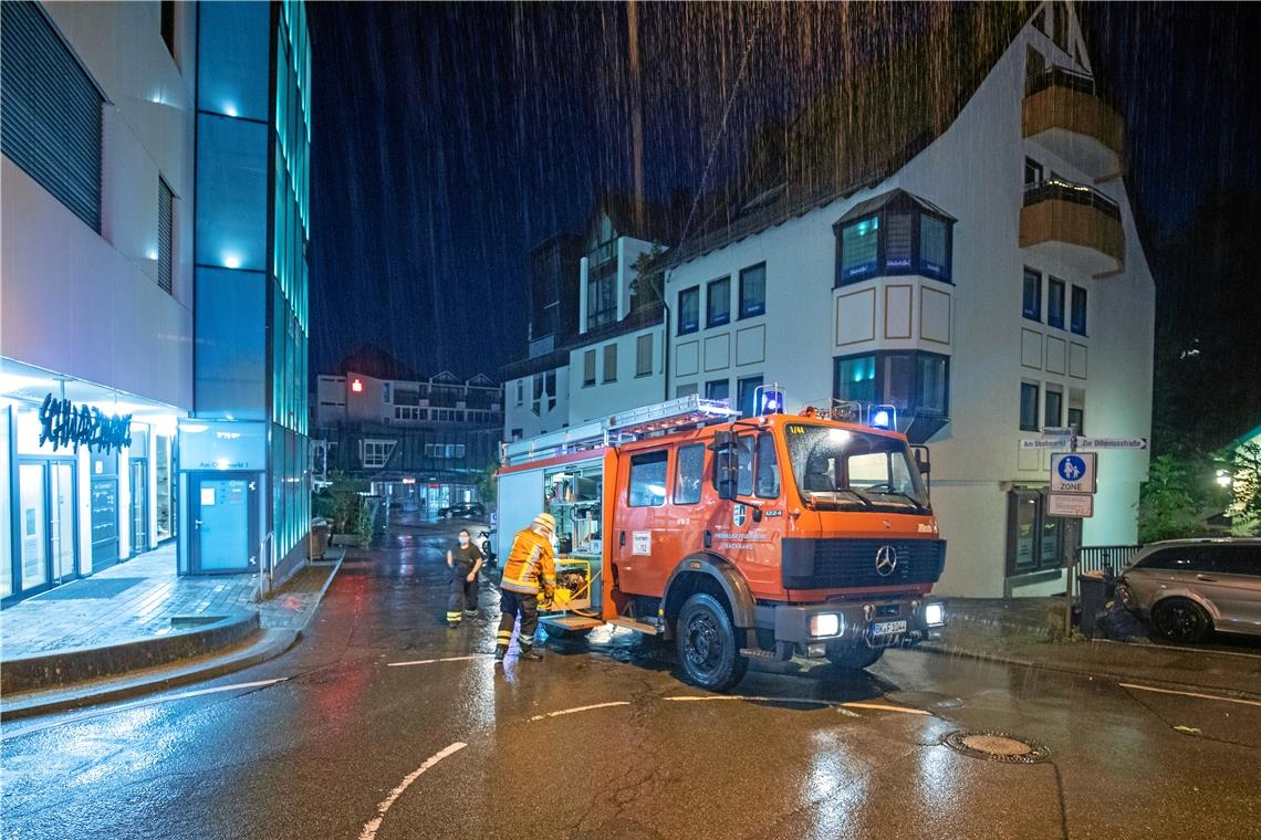 Bei Starkregen kommt es schnell zu Überschwemmungen und voll gelaufenen Kellern. Die Aufnahme zeigt die Feuerwehr in Backnang im Jahr 2021 bei einem entsprechenden Einsatz in der Dilleniusstrasse. Foto: Alexander Becher