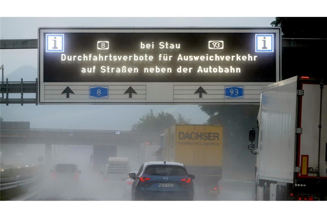 Bei Stau auf der Autobahn lieber die Landstraße nehmen? Das könnte in Bayern die Polizei auf den Plan rufen. (Archivbild)