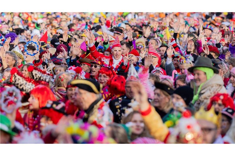 Bei strahlendem Sonnenschein ist in Köln der Beginn der Karnevalszeit gefeiert worden.