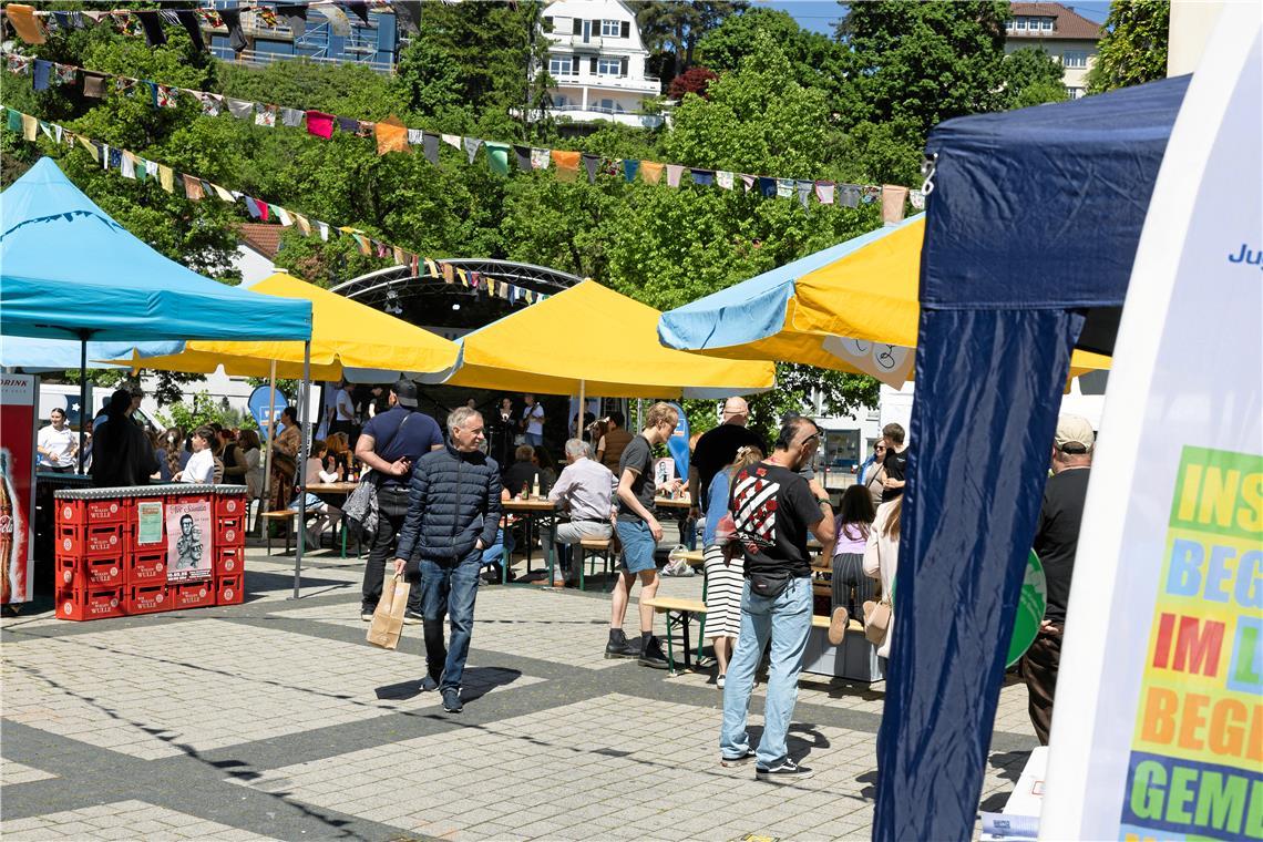 Kleiner Auftakt für das Straßenfest Bei strahlendem Sonnenschein ließ es sich gut durch die Stände flanieren. Foto: Alexander Becher