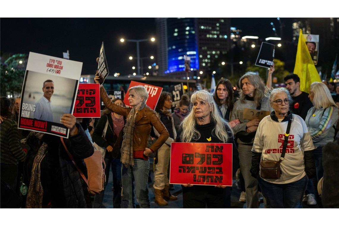 UN ziehen Teil ihrer Mitarbeiter aus dem Gazastreifen ab Bei Straßenprotesten setzen sich Menschen in Israel seit Monaten für die Freilassung der Hamas-Geiseln ein. (Archivbild)