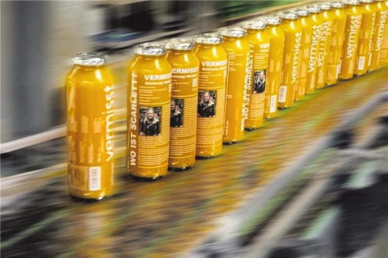 Bei Streker in Großaspach laufen Smoothie-Flaschen von true fruits vom Band, die Teil einer Vermisstenkampagne sind. Foto: true fruits