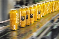 Bei Streker in Großaspach laufen Smoothie-Flaschen von true fruits vom Band, die Teil einer Vermisstenkampagne sind. Foto: true fruits