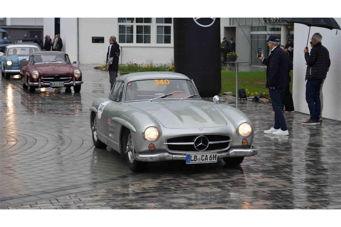 Bei strömendem Regen - hier noch ein SL aus den 1950ern - gingen die Karossen in Fellbach auf die Straße.
