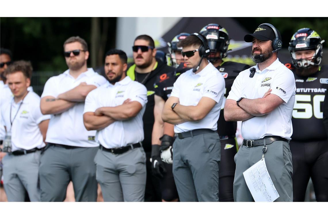 Warum ist das Trainer-Team im American Football so groß? Bei Stuttgart Surge schaut nicht nur einer genau hin: Chefcoach Jordan Neuman (re.) und ein kleiner Teil seines Trainer-Teams beim Heimspiel der Footballer im Gazi-Stadion.