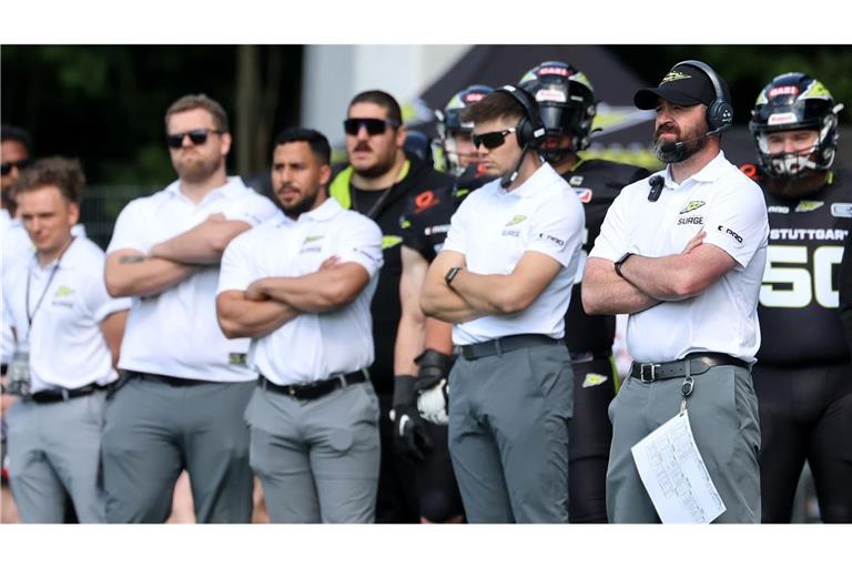 Bei Stuttgart Surge schaut nicht nur einer genau hin: Chefcoach Jordan Neuman (re.) und ein kleiner Teil seines Trainer-Teams beim Heimspiel der Footballer im Gazi-Stadion.