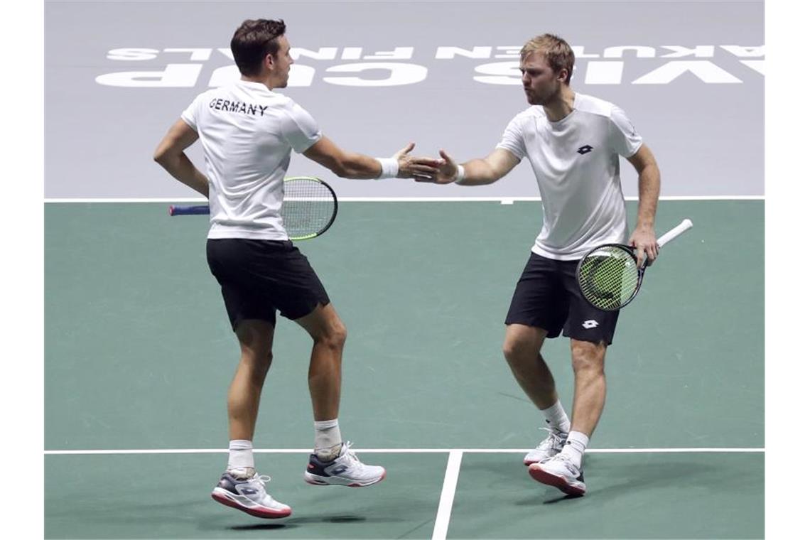 Das sportliche Jahr 2019 in Zitaten „Bei Tinder.“ Tennisspieler Kevin Krawietz (r) im Scherz auf die Frage, wie er und sein Doppelpartner Andreas Mies sich kennengelernt haben. Foto: Manu Fernandez/AP/dpa