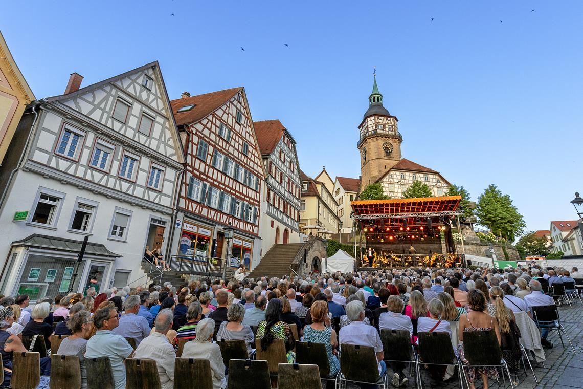 Traumhafte Opernklänge unter freiem Himmel Bei traumhaftem Wetter finden auch die Käufer der „Schönwettertickets“ einen Platz auf dem Backnanger Marktplatz. Foto: Alexander Becher