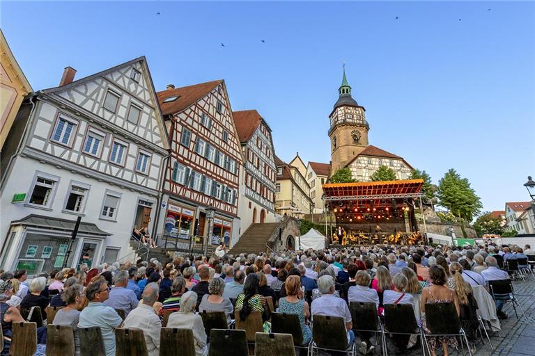 Bei traumhaftem Wetter finden auch die Käufer der „Schönwettertickets“ einen Platz auf dem Backnanger Marktplatz. Foto: Alexander Becher