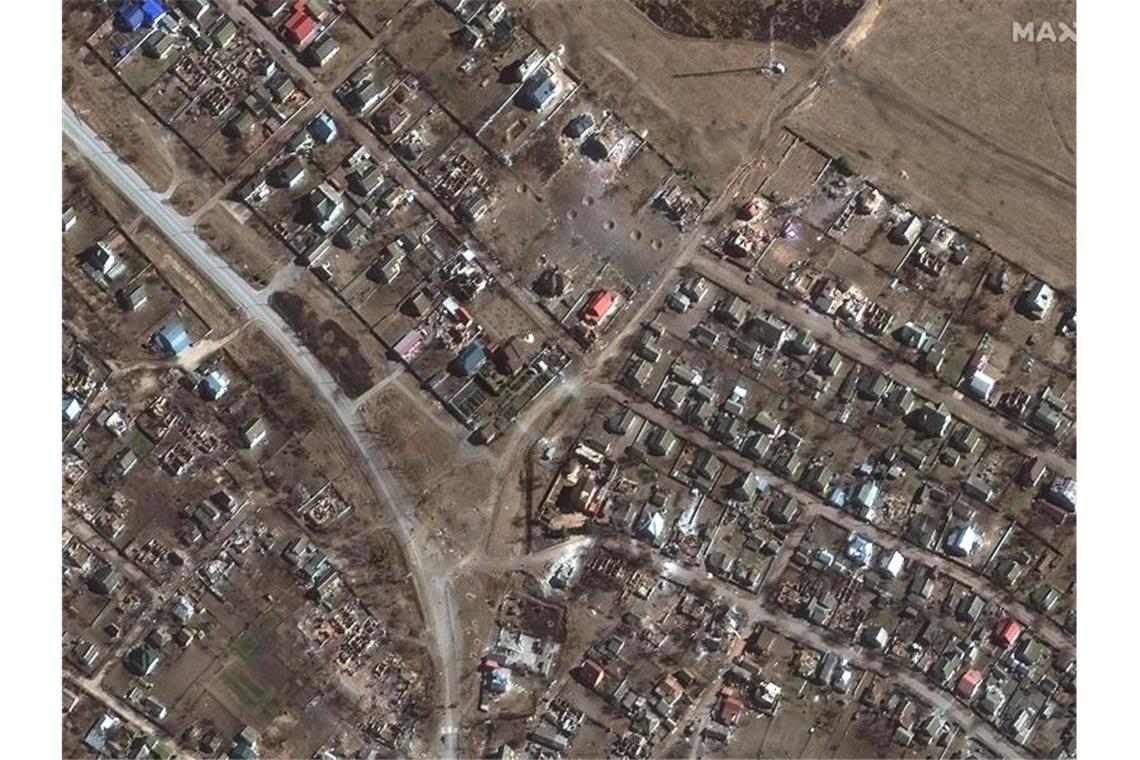 Krieg gegen die Ukraine: So ist die Lage Bei Tschernihiw im Norden des Landes zeugen zerstörte Häuser und Krater vom Beschuss durch Artillerie und aus der Luft. Foto: Uncredited/Maxar Technologies/dpa