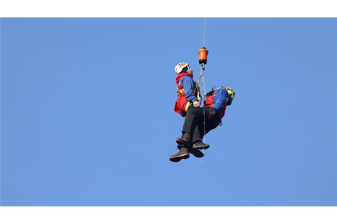 Bei Übungen wird die Rettung per Seilwinde mit dem Helikopter geprobt. (Archivbild)