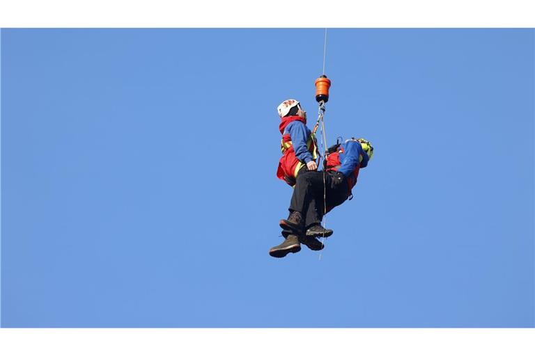 Bei Übungen wird die Rettung per Seilwinde mit dem Helikopter geprobt. (Archivbild)