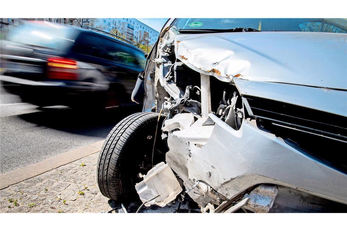 Bei Unfallfluchten werden häufig nicht nur beschädigte Fahrzeuge zurückgelassen. (Symbolbild)