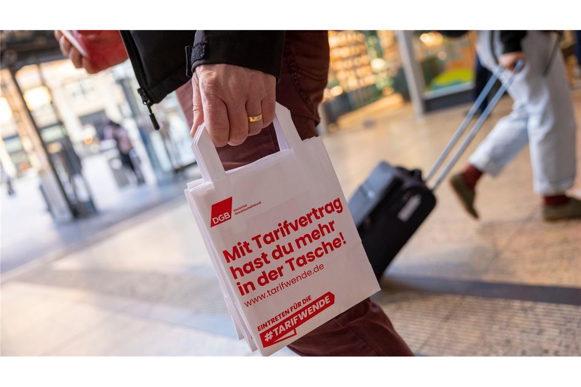 DGB: 123 Milliarden Schaden durch "Tarifflucht" Bei vielen Arbeitgebern kommen Tarifverträge zum Leidwesen der Gewerkschaften nicht in die Tüte (Archivbild).