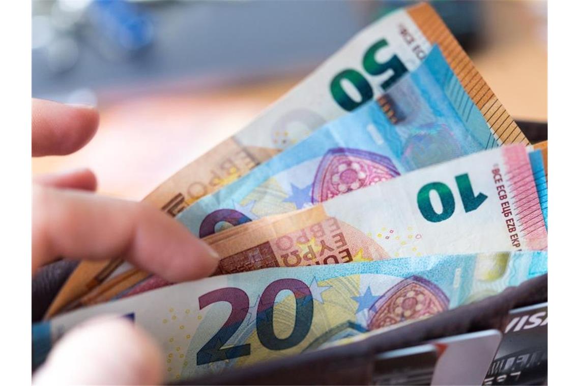 Bargeld beliebt - Zugang muss gesichert sein Bei vielen immer noch beliebt: Bargeld im Portemonnaie. Foto: Monika Skolimowska/dpa