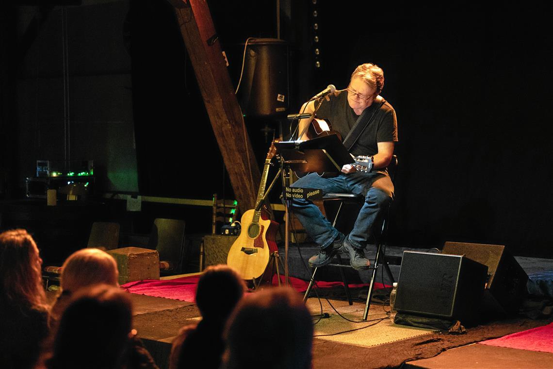 Winterkulturtage: Musikalische Reise von Dublin nach London Bei vielen Liedern erzählt Eddy Danco den zuweilen durchaus traurigen oder politischen Hintergrund. Foto: Alexander Becher