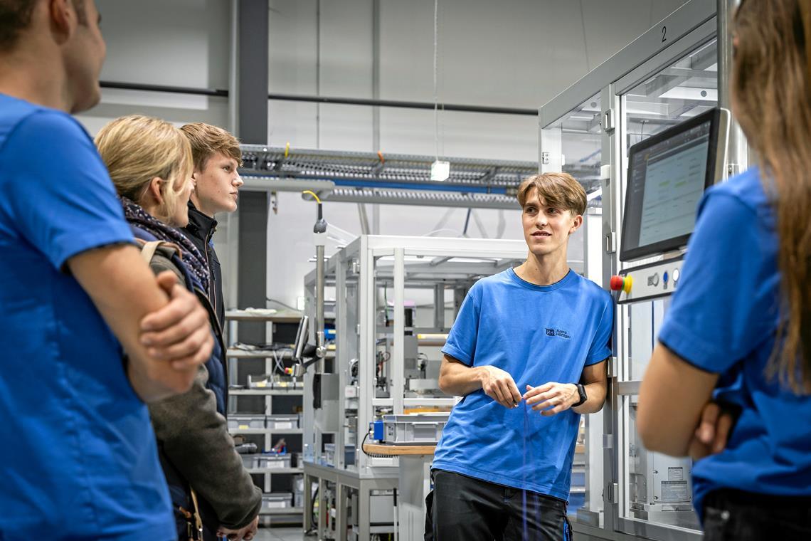 Ausbildungstour des Gewerbe- und Industrievereins Backnang Bei vielen Unternehmen stehen die derzeitigen Auszubildenden den interessierten Schülerinnen und Schülern Rede und Antwort, wie hier bei Harro Höfliger. Archivfoto: Alexander Becher