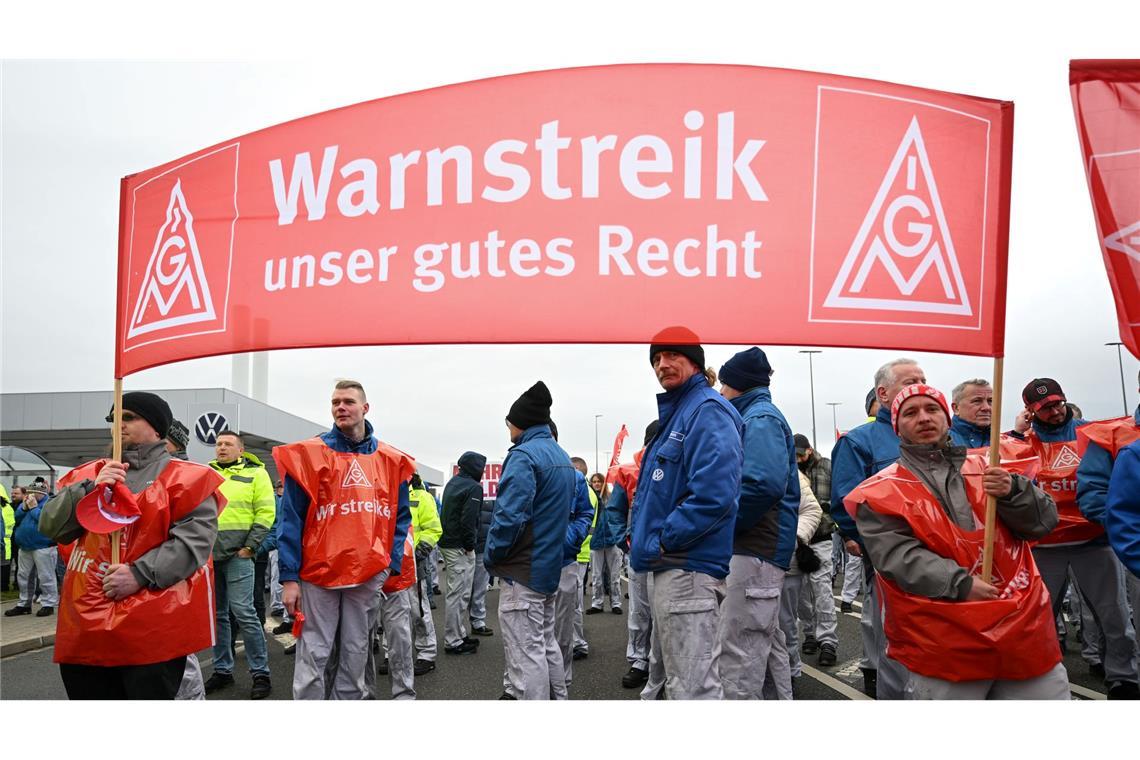Bei VW gab es 2024 zahlreiche Warnstreiks. (Symbolbild)