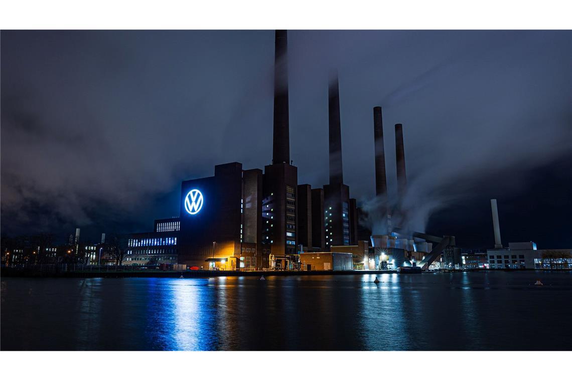 Bei VW in Wolfsburg drohen rote Zahlen - wegen der Probleme bei Porsche. (Archivbild)