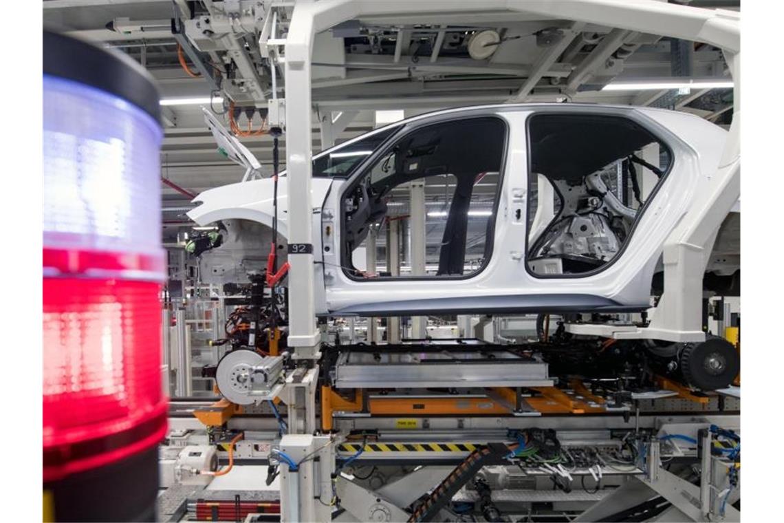 Bei VW läuft die Fahrzeugproduktion langsam wieder an. Foto: Hendrik Schmidt/dpa-Zentralbild/dpa
