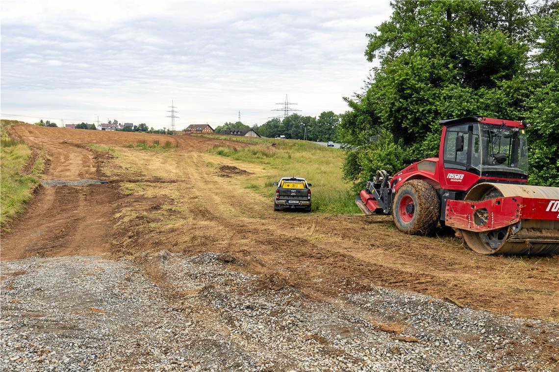 Brücke zum Schützenhaus wird abgerissen Bei Waldrems wird Erdaushub der künftigen Trasse jetzt bereits abgefahren und im Bereich Backnang-West wiederverwendet.