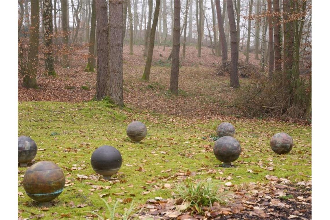 Bei Wasserurnen wird die Asche der verstorbenen durch das Regenwasser im Laufe der Zeit herausgespült und verbindet sich mit dem Erdreich. Foto: Thomas Frey/dpa