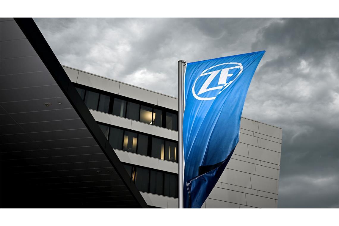 ZF-Proteste: Betriebsrat erwartet mehr als 4.000 Menschen Bei ZF stehen die Zeichen auf Sturm - am Dienstag gehen mehrere Tausend Beschäftigte auf die Straße. (Archivbild)