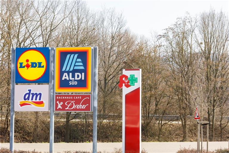Beide Discounter senken die Preise für Kaffee der Eigenmarke.
