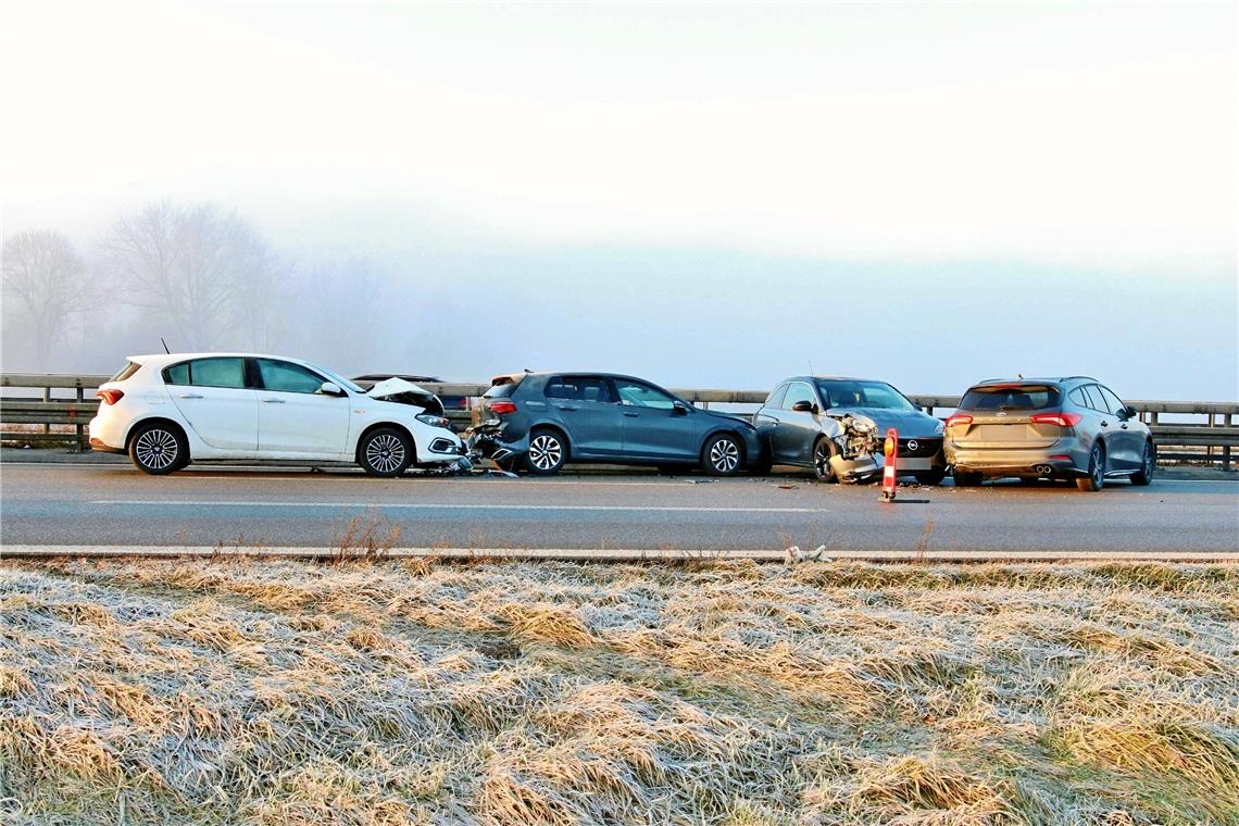 Drei Auffahrunfälle mit sechs beteiligten Autos Beide Fahrstreifen der B29 waren während der Unfallaufnahme heute Morgen gesperrt. Fotos: 7aktuell/Kevin Lermer