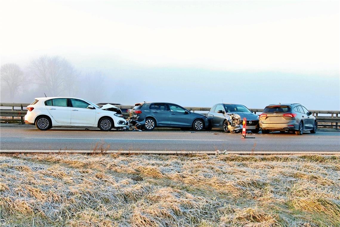 Beide Fahrstreifen der B29 waren während der Unfallaufnahme heute Morgen gesperrt. Fotos: 7aktuell/Kevin Lermer