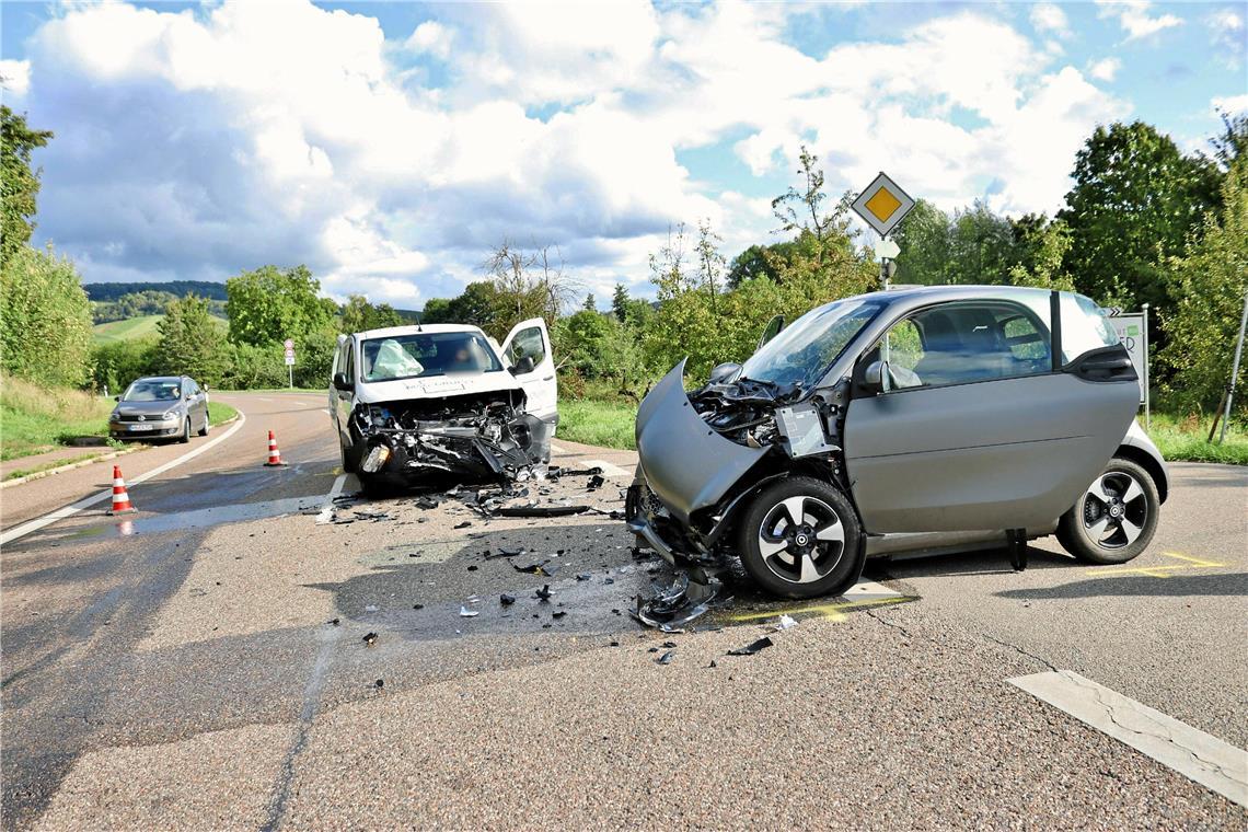 Frau nach Unfall in Weinstadt schwer verletzt Beide Fahrzeuge müssen nach dem Unfall abgeschleppt werden. Foto: 7aktuell.de/Kevin Lermer