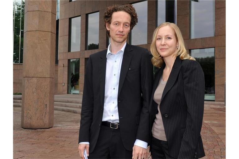 Beide im GefängnisL: Lars und Meike Schlecker, Kinder des Ex-Drogeriemarktkönig Anton Schlecker, vor der damaligen Unternehmenszentrale der Schlecker-Kette. Foto: Stefan Puchner