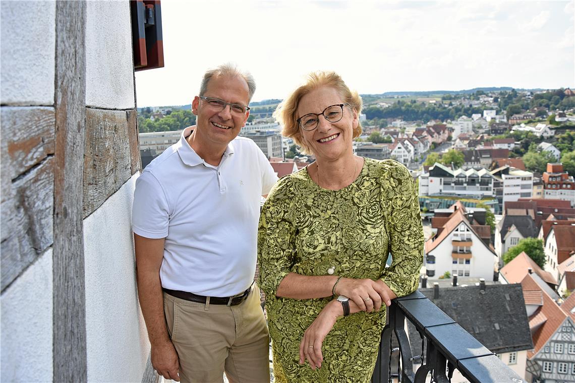 Zwei Mediziner im Interview: Schulmedizin oder Homöopathie? Beide sind fester Bestandteil der Backnanger Ärzteschaft und leben schon lange in der Stadt. Dennoch war der Besuch auf dem Stadtturm für die Mediziner eine Premiere. Fotos: Tobias Sellmaier