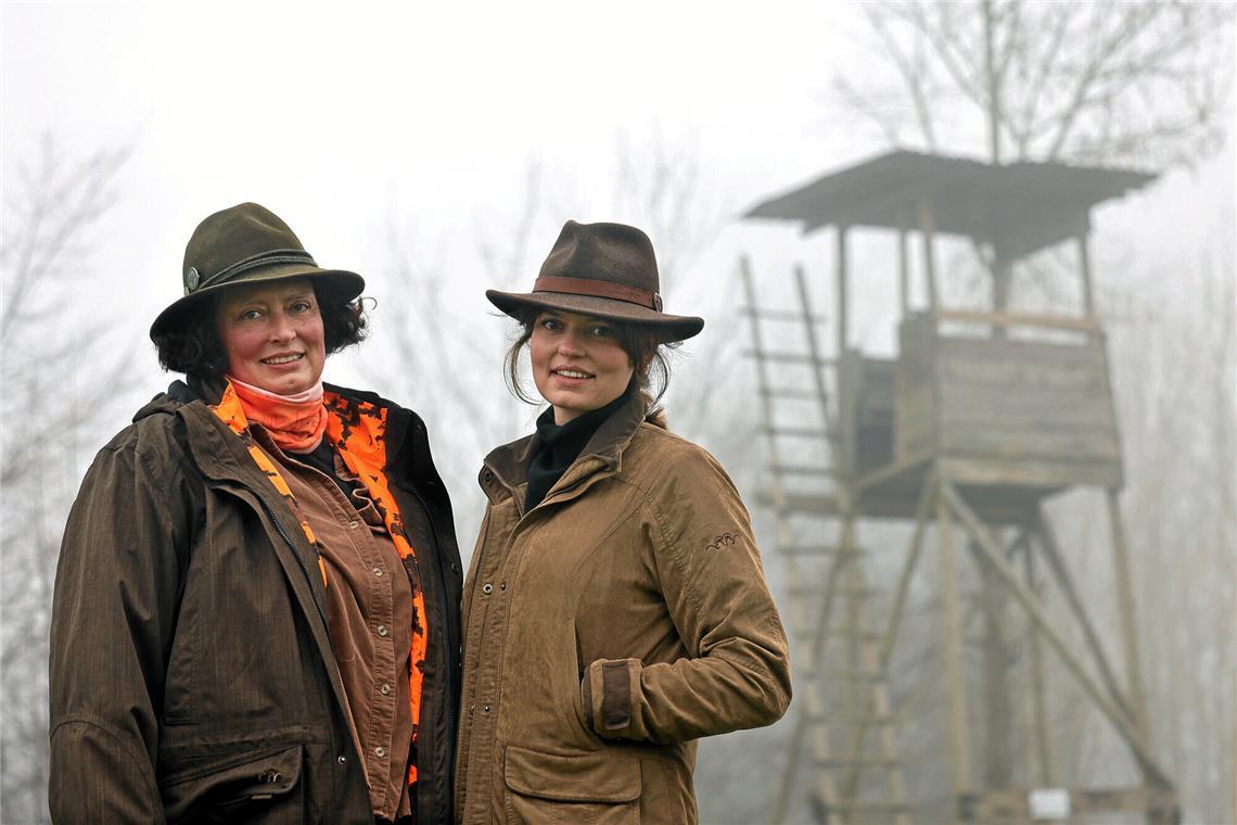 Beide sind Jägerinnen: Mutter Brigitte Kübler und Tochter Clarissa Kübler (rechts). Foto: Benjamin Buettner